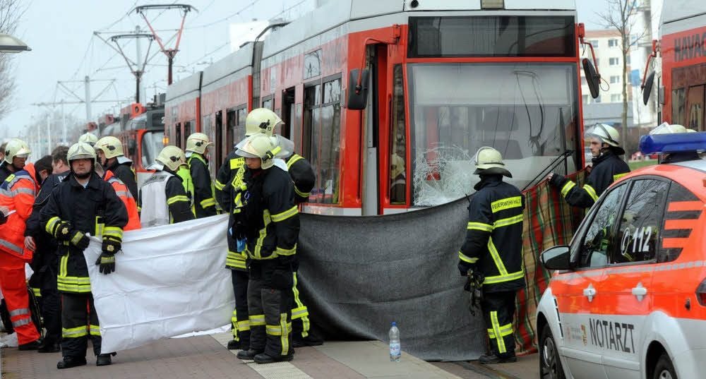 Schlimme Straßenbahn-Unfälle wie dieser 2012 in Halle-Neustadt haben sich in den vergangenen Jahren wiederholt ereignet. Ein Mann war damals von der Tram erfasst worden und gestorben.