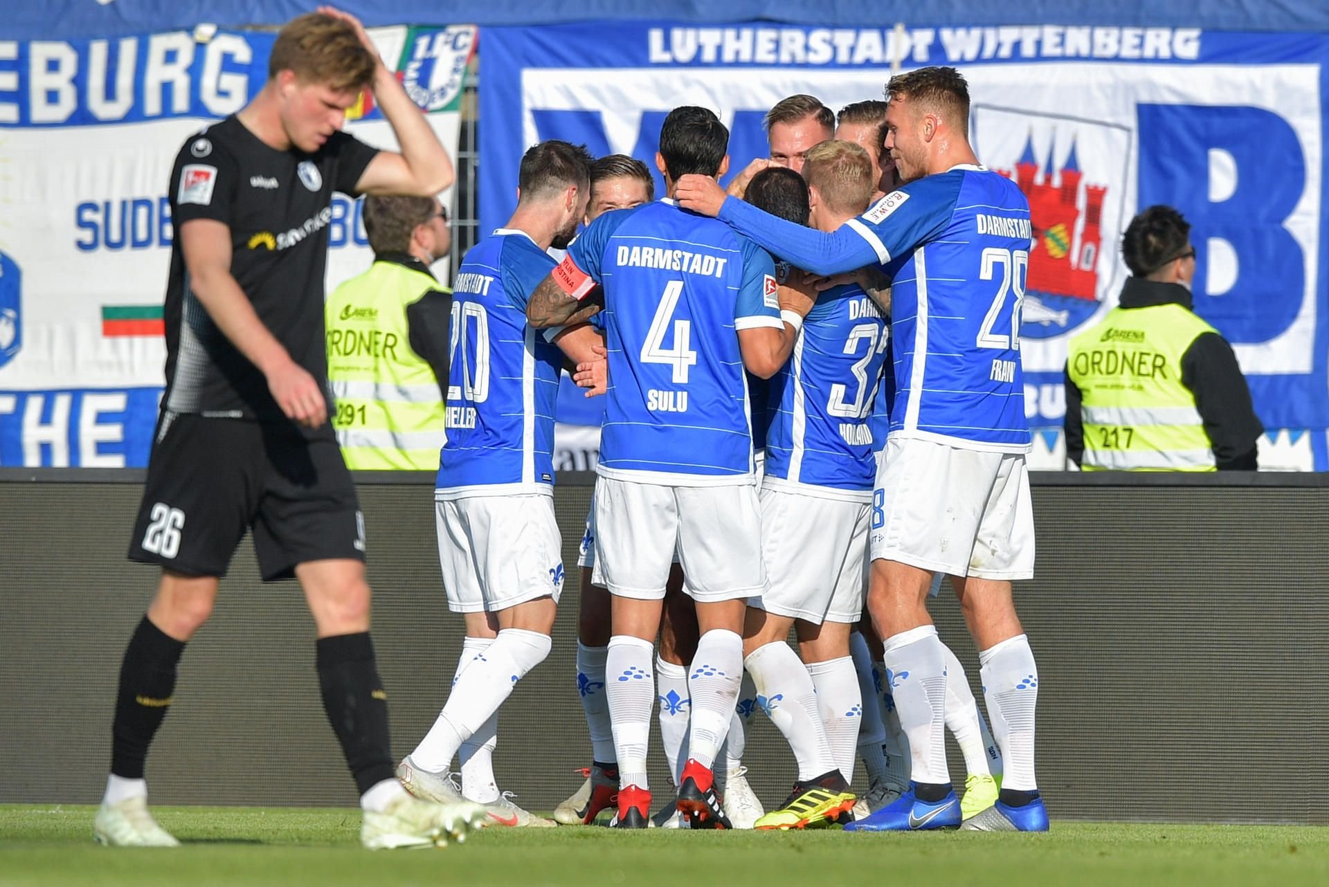 Darmstadt 98 jubelt über das Tor zum 2:0 gegen den 1. FC Magdeburg.