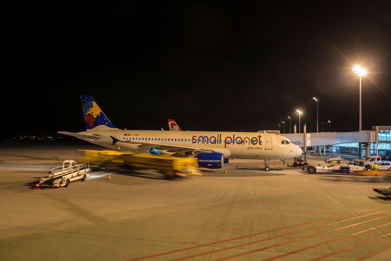 Eine Maschine von Small Planet Airlines wird am Flughafen Leipzig/Halle beladen.