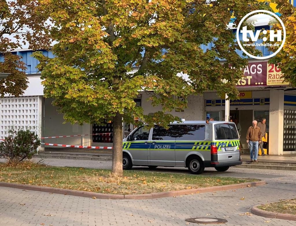 Die Kriminalpolizei ermittelt nach der Sprengung eines Automaten in der Klewitzstraße in Halle.