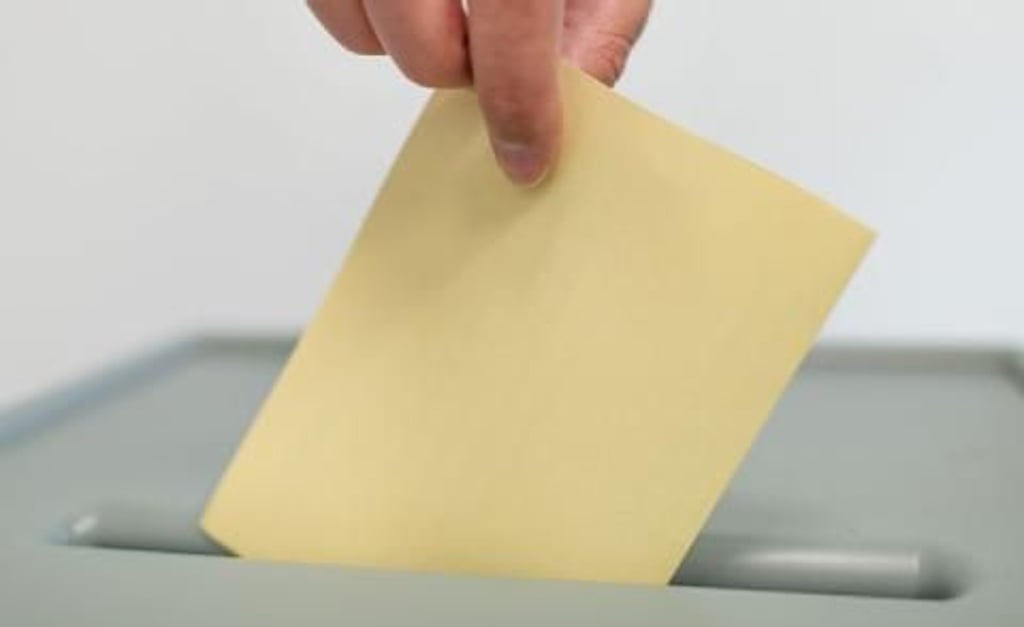 Stimmabgabe an einer Wahlurne.