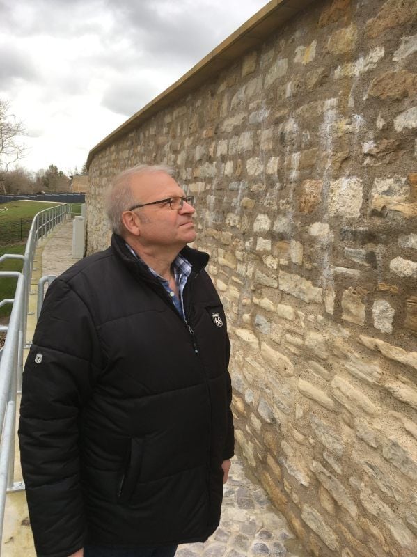 Hochbauamtsleiter Rüdiger Ihl blickt auf das letzte fertiggestellte Teilstück der Bernburger Stadtmauer an der Gartenstraße.