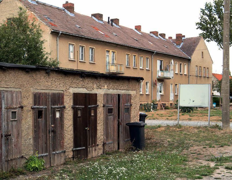 Die meisten noch übrigen Bewohner der Siedlung am Bebitzer Bahnhof nutzen Autos anstatt die Bahn. Zwei Wohnblöcke stehen komplett leer.