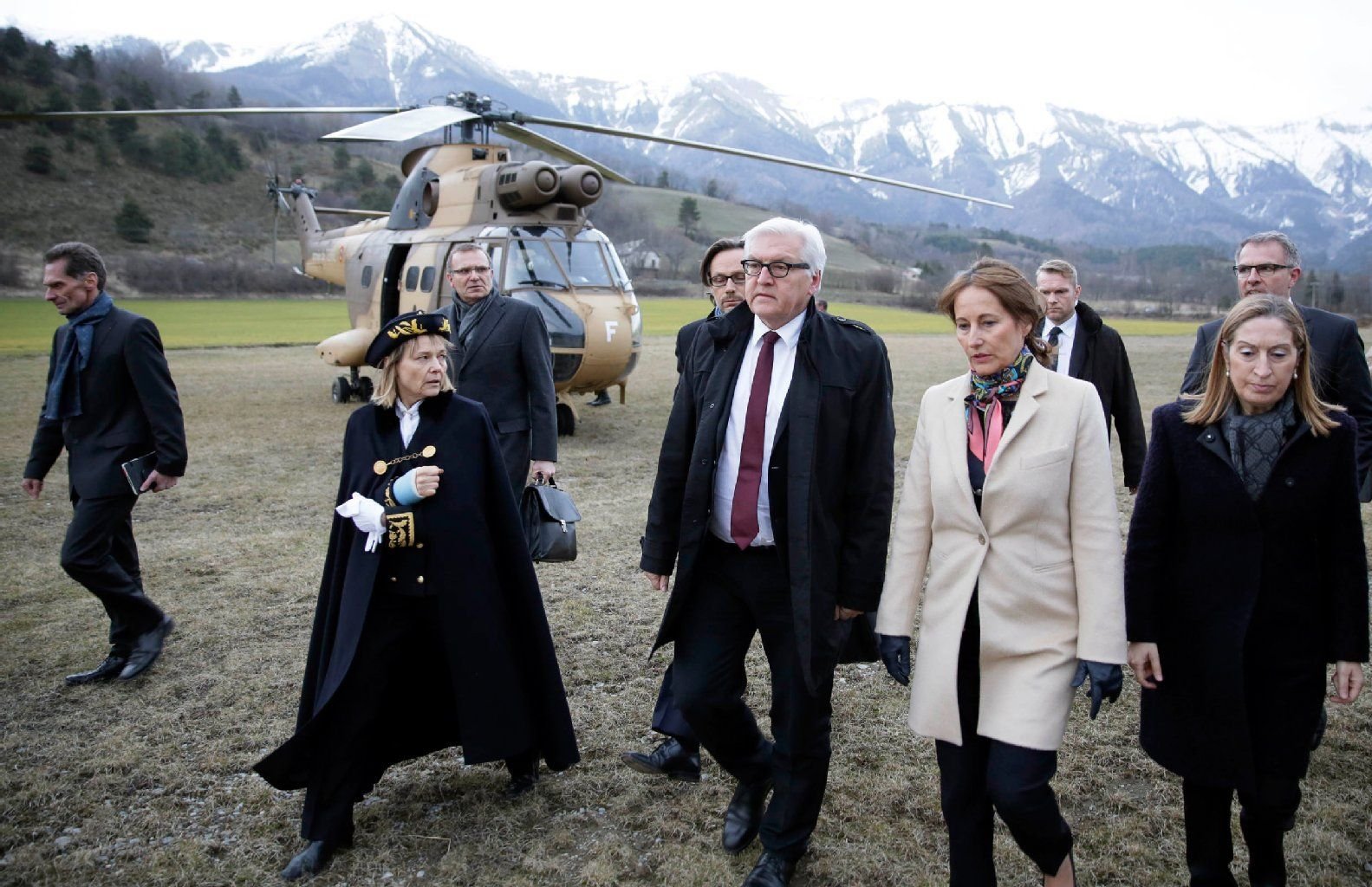 Bundesaußenminister Frank-Walter Steinmeier (Mitte) und die französischen Umweltministerin Segolene Royal (2.v.r.) im das Lagezentrum in Seyne Les Alpes.