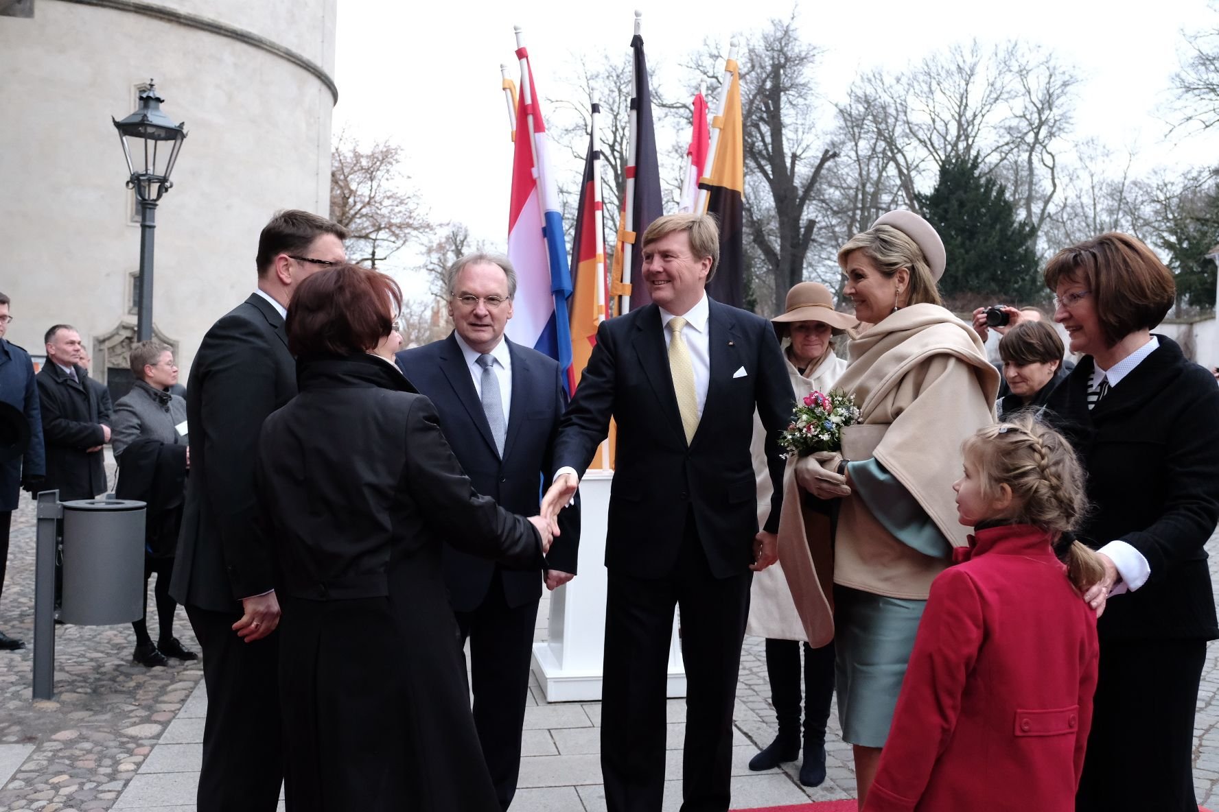 König Willem-Alexander und Königin Máxima werden unter anderem von Ministerpräsident Reiner Haseloff begrüßt.