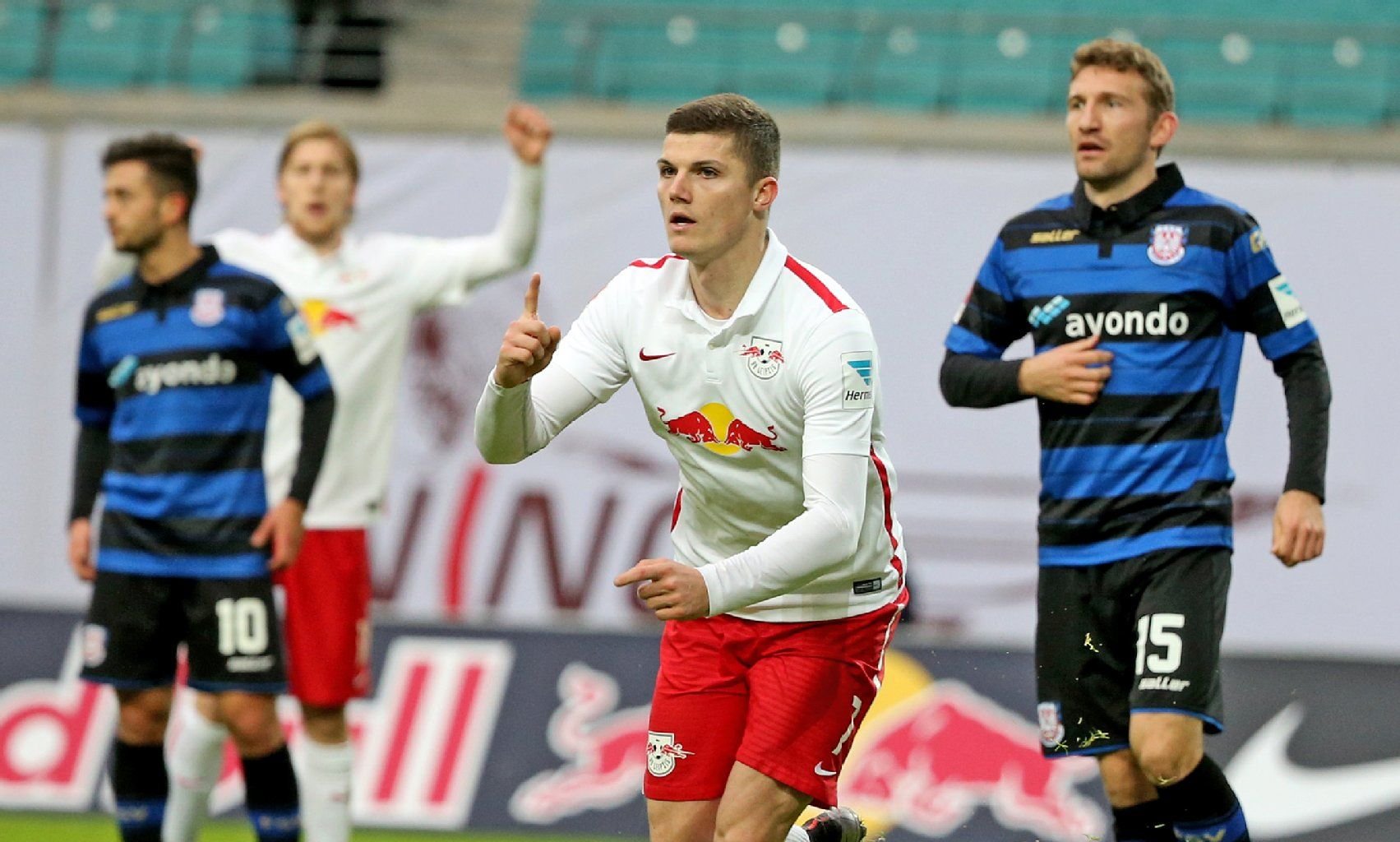 Der Leipziger Marcel Sabitzer jubelt nach seinem Treffer zum 1:0.