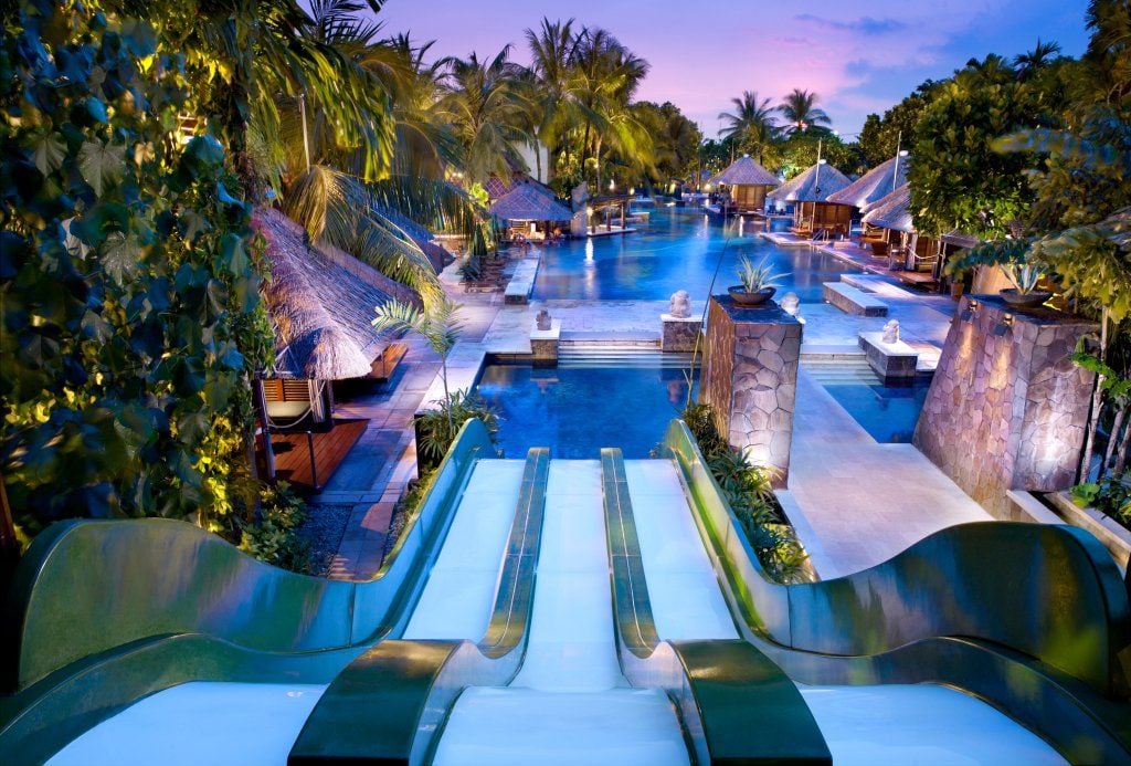 Die angestrahlten Wasserrutschen im Hard Rock Hotel Bali.