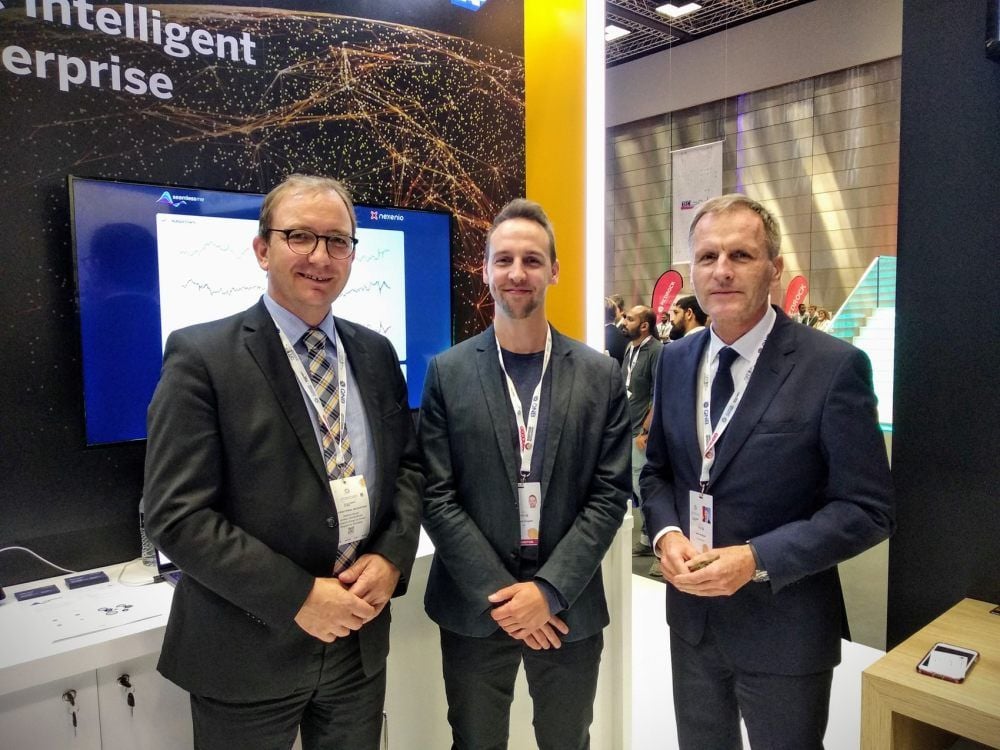 Markus Bauer (l.) im Gespräch mit dem aus Aschersleben stammenden Christian Kregelin (M.), der für das Startup Nexenio in Berlin arbeitet, das Software-Tools entwickelt, und dem Botschafter in Katar, Hans-Udo Muzel.