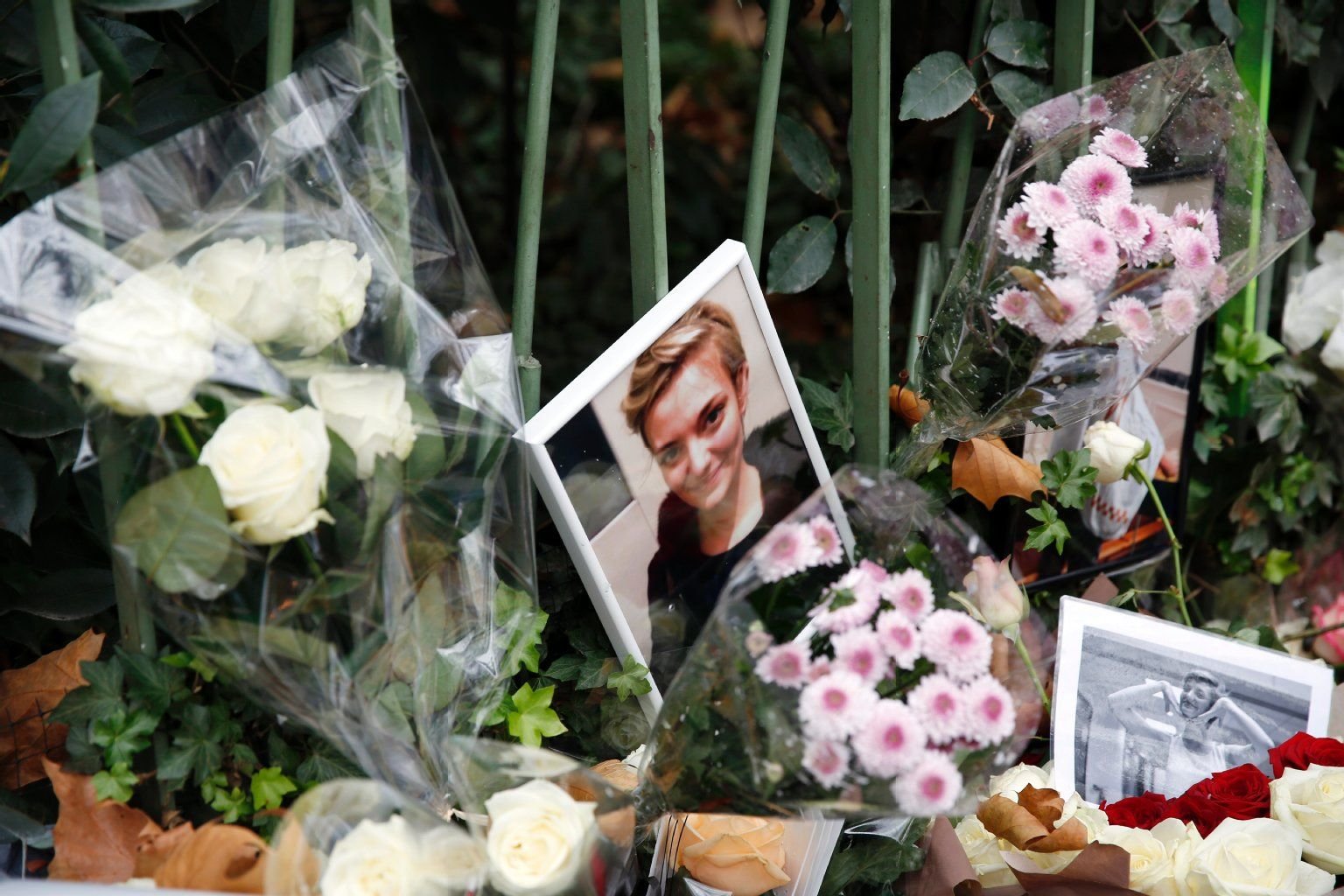 Blumen und Trauerkarten vor dem „Bataclan“