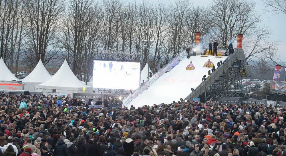 Die Massen stehen dicht gedrängt vor der Rampe, auf der die Nacktrodler ins Ziel rutschen. 8.000 Besucher kamen nach Cochstedt.