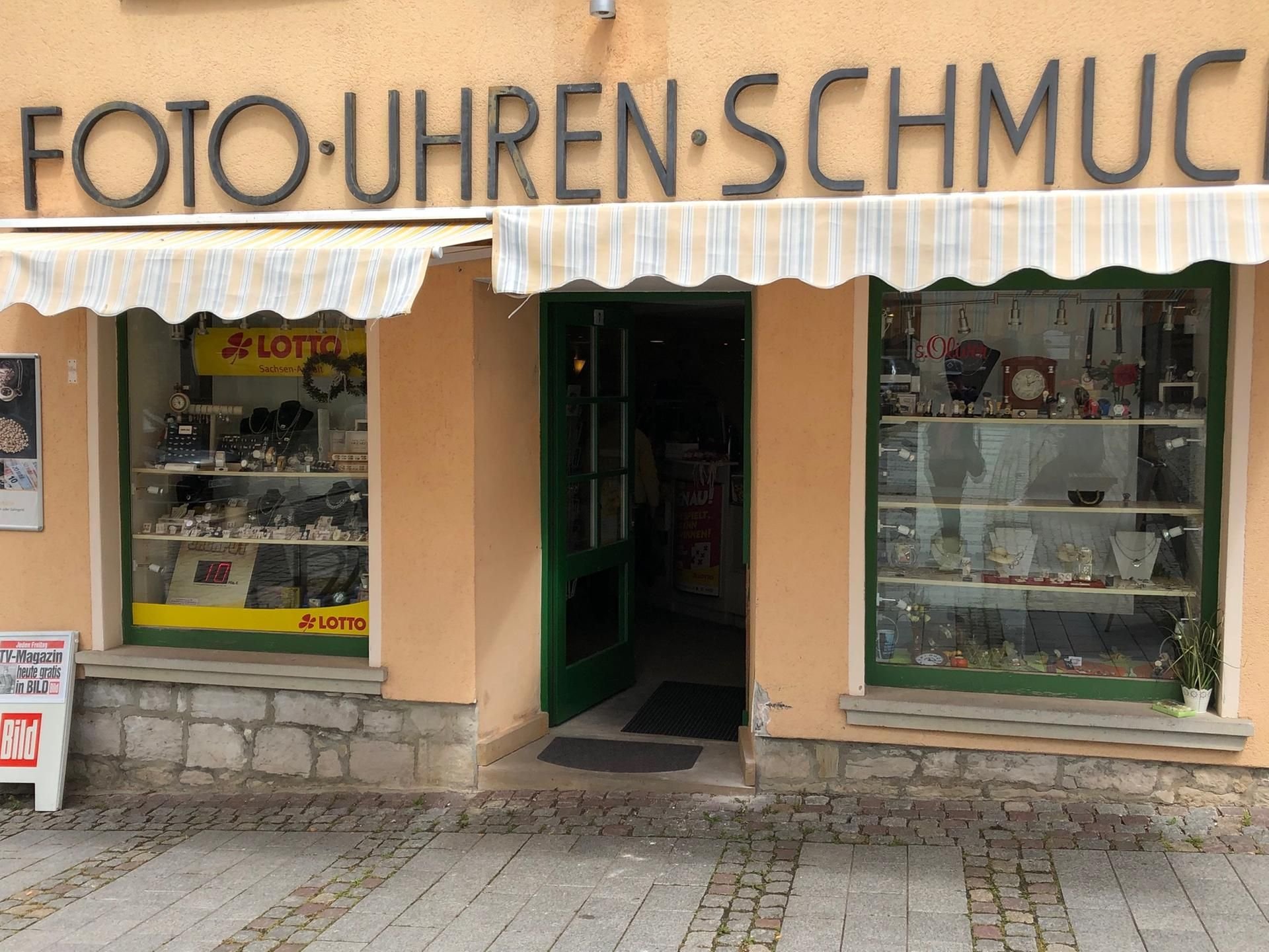 Dieses Geschäft in der Innenstadt von Hohenmölsen ist in der Nacht von Donnerstag zu Freitag ausgeraubt worden.
