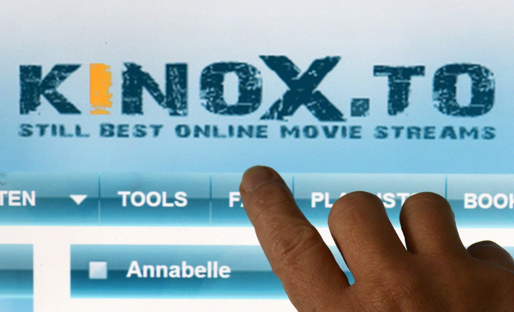 Ein Mitbetreiber des illegalen Streaming-Portals Kinox.to ist zu drei Jahren und vier Monaten Haft verurteilt worden.