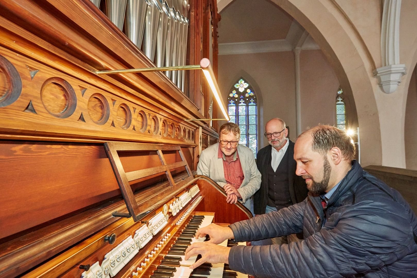 Orgelbauer Johannes Hüfken spielt vor Joannes Lewek (links) und Eckhart Rittweger ein paar Töne auf der Orgel in der Marienkirche.