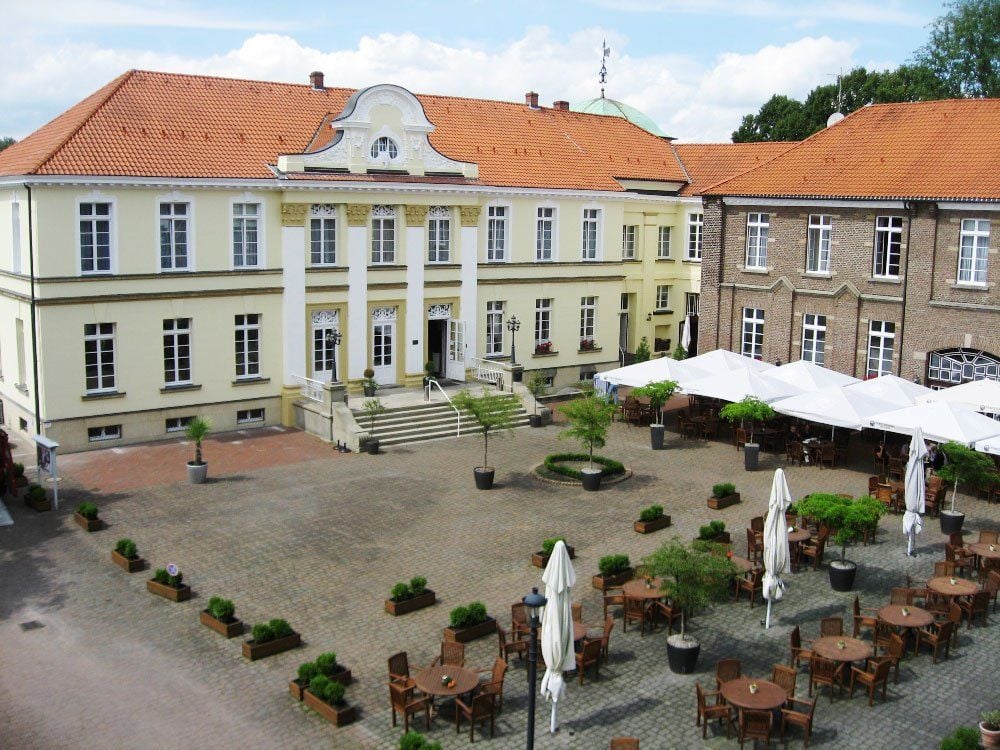 Gäste des „Movie Park“ in Bottrop können günstig im Hotel Schloss Westerholt schlafen.