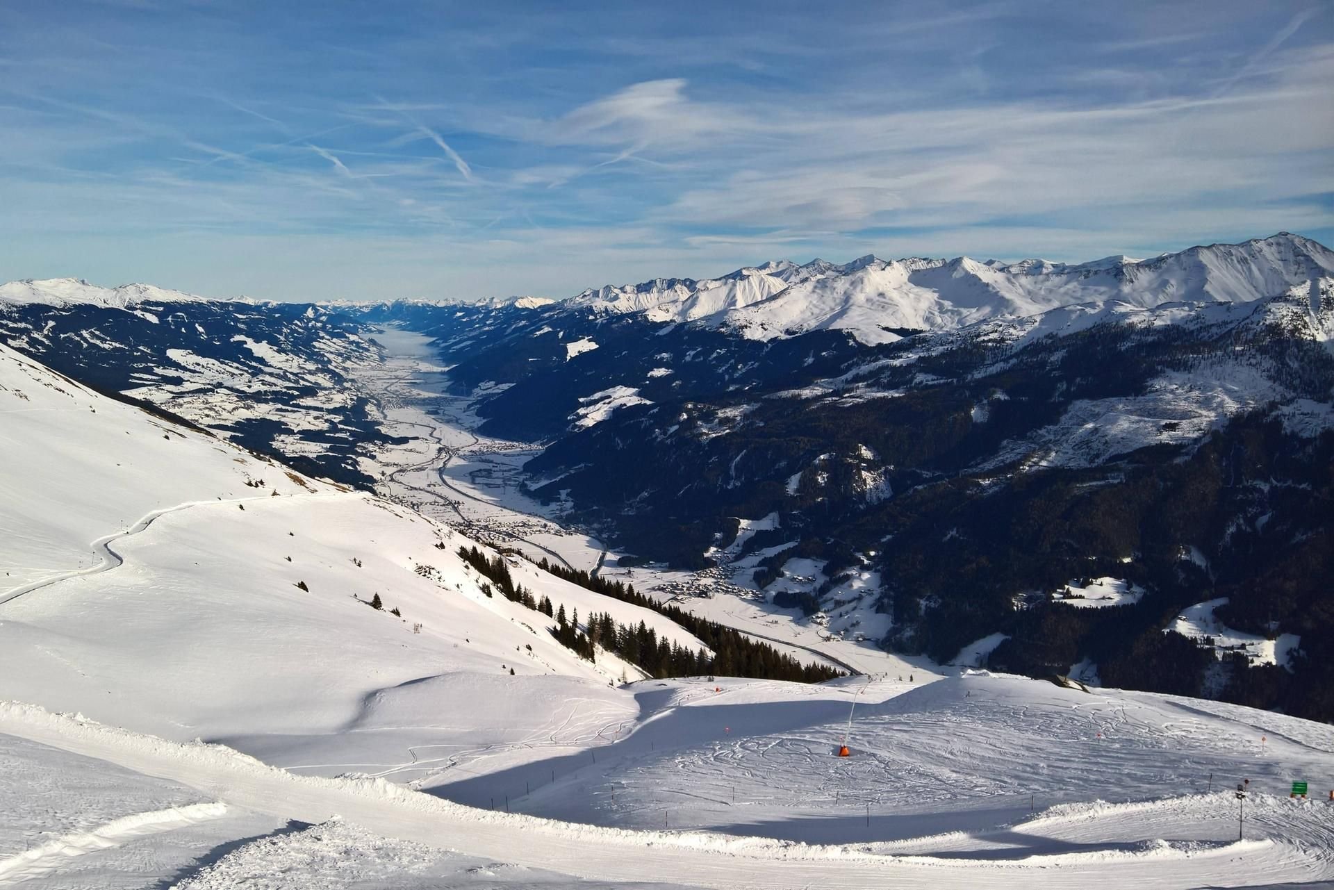 Bergpanorama der Skifahrer am Wildkogel