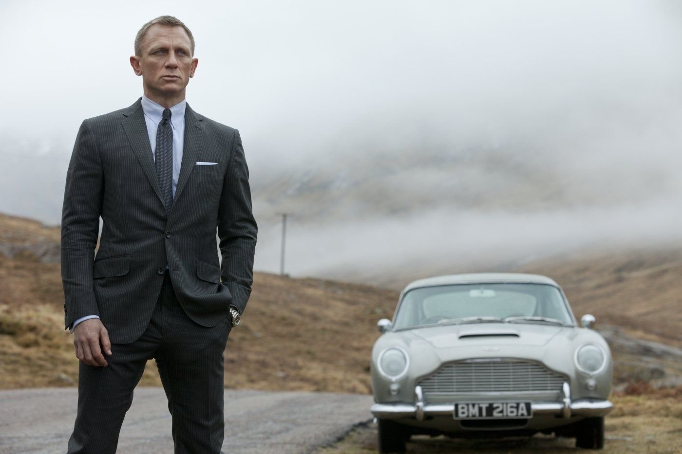 Daniel Craig fährt in „Skyfall“, seinem dritten Film als James Bond den legendären Aston Martin DB5, der seit „Goldfinger“ (1964) untrennbar mit der Rolle des Geheimagenten verbunden ist.