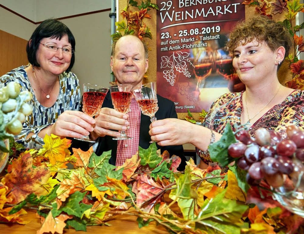 Kerstin Schmidt (von links), Paul Koller und Julia Arlt stoßen schon mal mit einem Glas Rotling auf das bevorstehende Fest an.