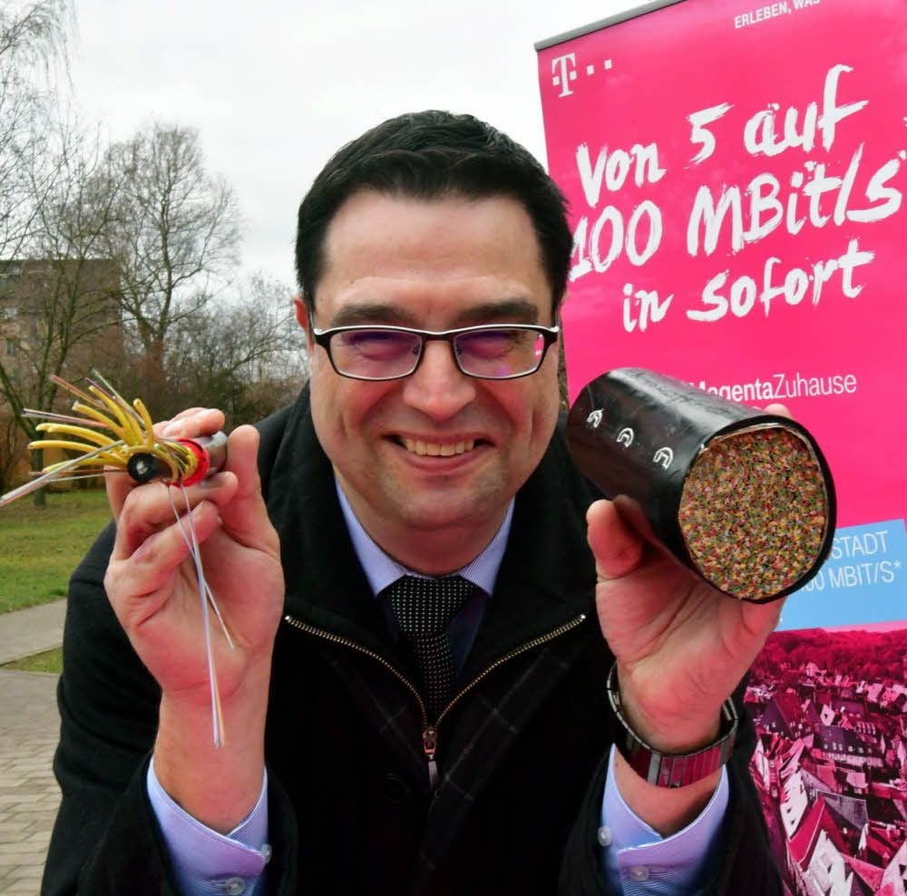 Marco Müller, Regiomanager der Telekom im Burgenlandkreis, zeigt den Unterschied: links das neue Glasfaserkabel, rechts das alte dicke Kupferkabel mit 2.000 Doppeladern im Inneren.
