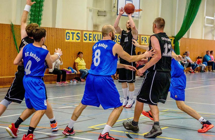 Tobias Puppich (mit Ball) war beim Sieg des Landesligisten MTV Wittenberg gegen Zerbst mit 22 Punkten bester Werfer seines Teams.