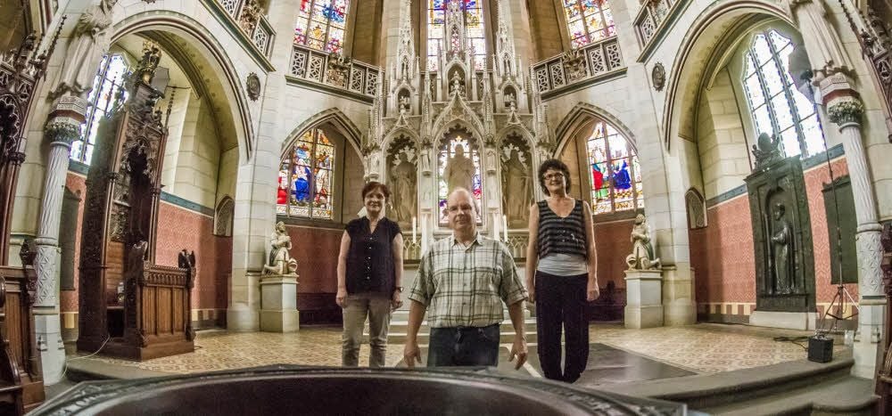 Schön ist sie geworden, die sanierte Wittenberger Schlosskirche. Das freut auch deren Gemeinde, hier stellvertretend für die gut 125 Mitglieder: Kerstin Bogenhardt (rechts), Matthias Pohl und Hanna Kasparick, die das Evangelische Predigerseminar in der Stadt leitet.
