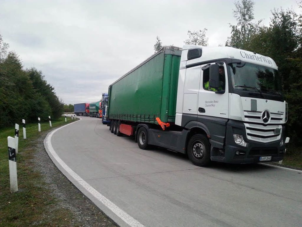Auf dem Rastplatz Fuchsaue ist ein Lkw-Fahrer schwer verletzt worden.