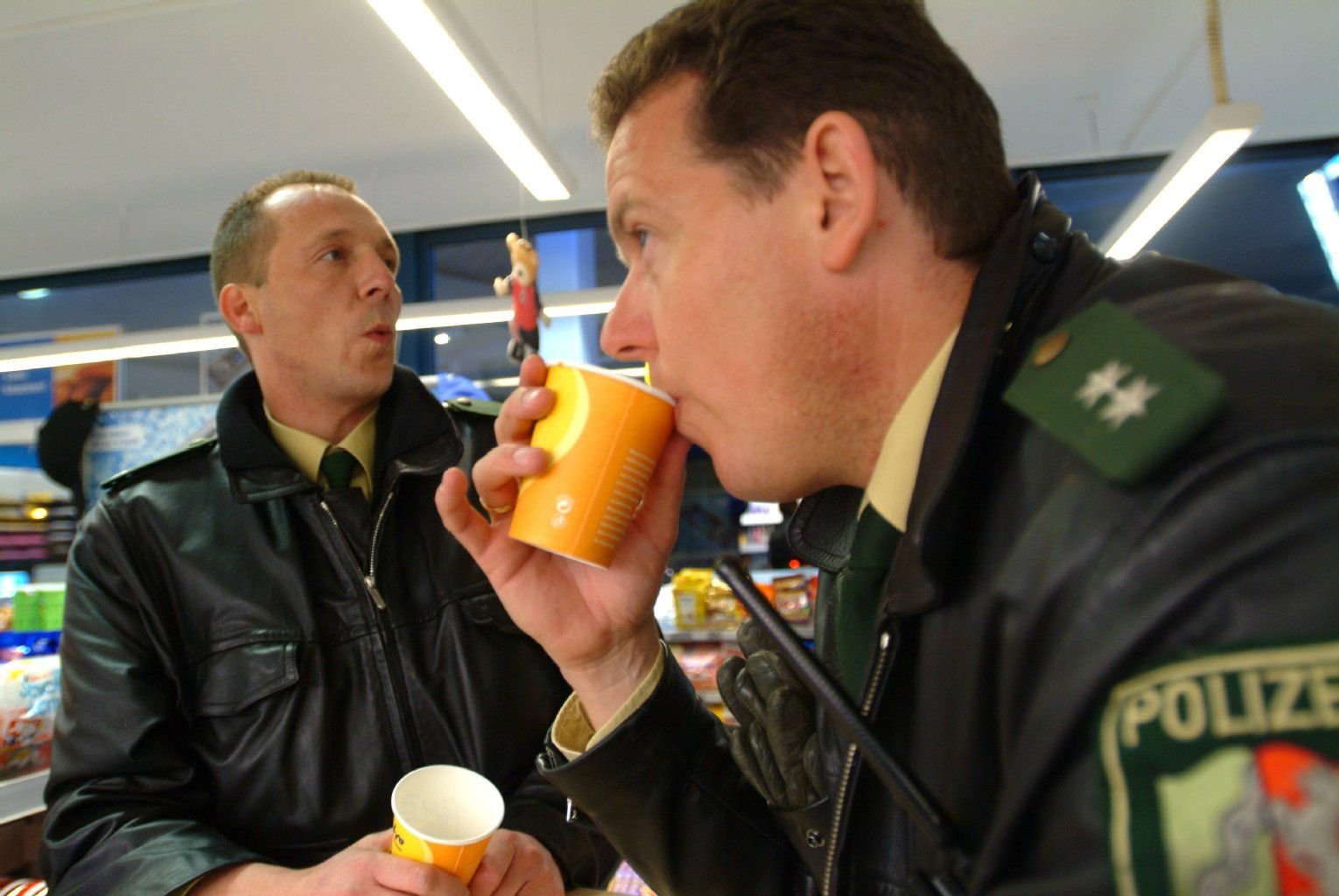Filmszene aus der Doku-Soap „Toto und Harry“: Polizisten trinken von früh bis spät Kaffee - so das Klischee.