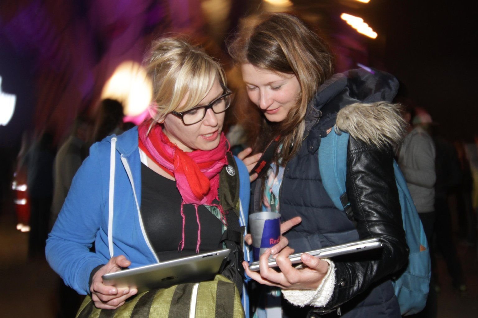Anne und Janine verabschieden sich vom Sputnik Spring-Break und freuen sich darauf, zu Hause duschen und die Füße hochlegen zu können.