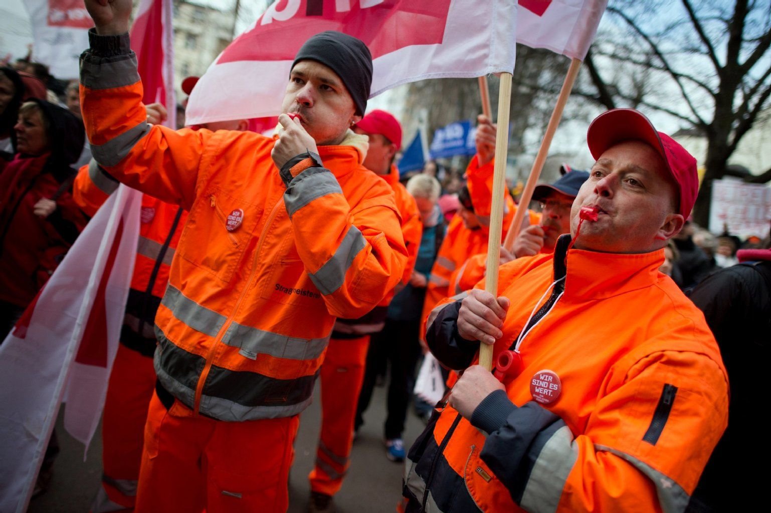 Die meisten Arbeitgeber drücken beide Augen zu, wenn Mitarbeiter wegen eines Streiks im Nah- oder Fernverkehr ein paar Minuten zu spät im Büro sind.