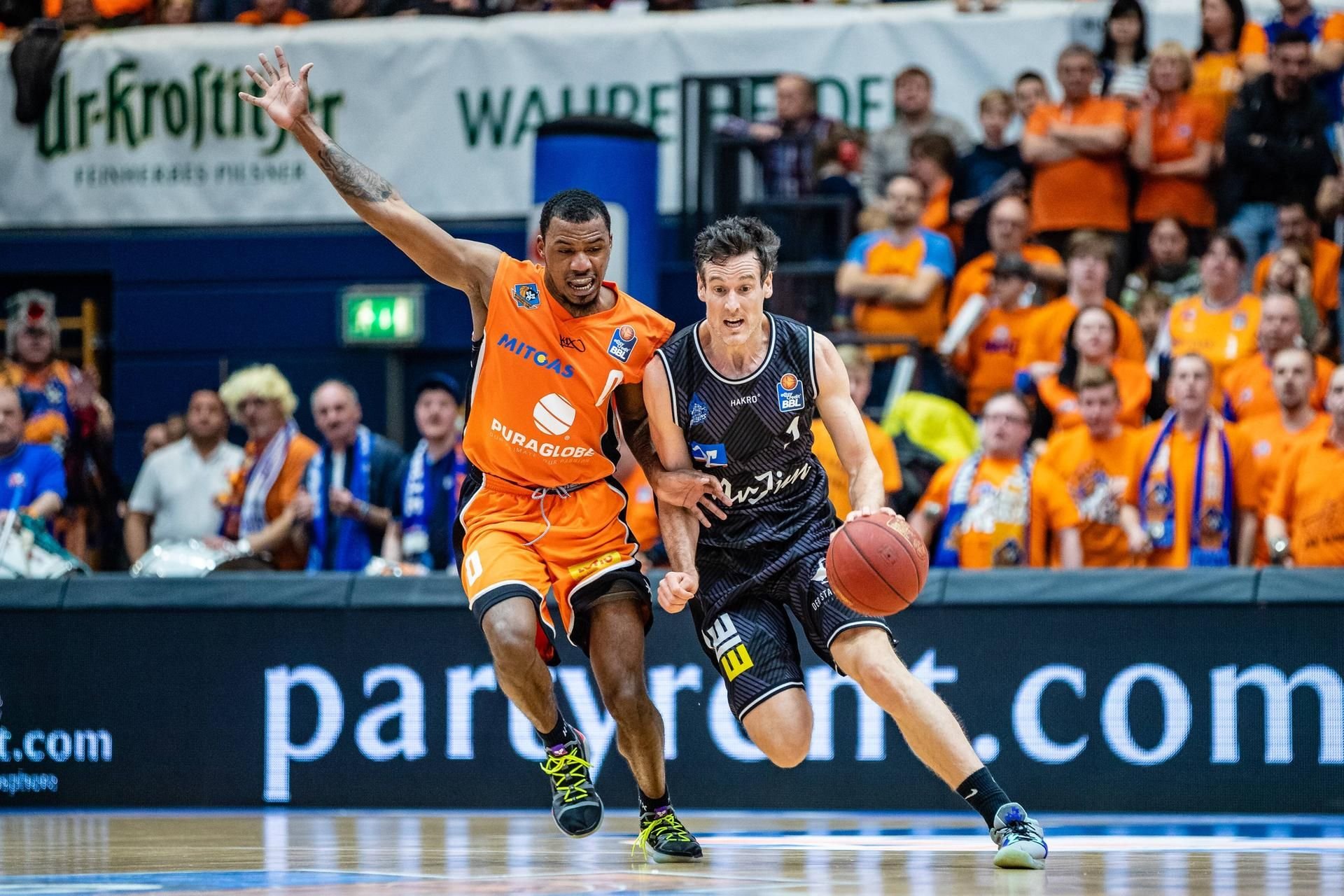 Crailsheims Ben Madgen (r.) setzt sich gegen MBC-Profi Lee Moore durch.