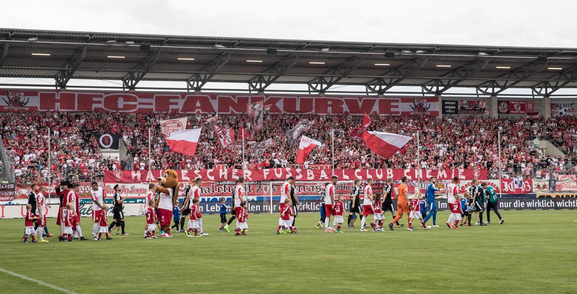 Der Erdgas Sportpark war gegen Jena gut gefüllt - nicht alle Fans sorgten allerdings für positive Stimmung im HFC-Fanblock.