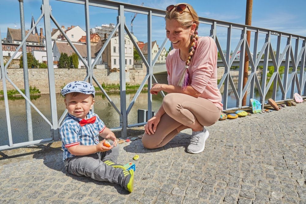 Sabine Brauns, hier mit ihrem Sohn Richard, hofft darauf, dass die Steinschlange bis zu Reimanns wächst.