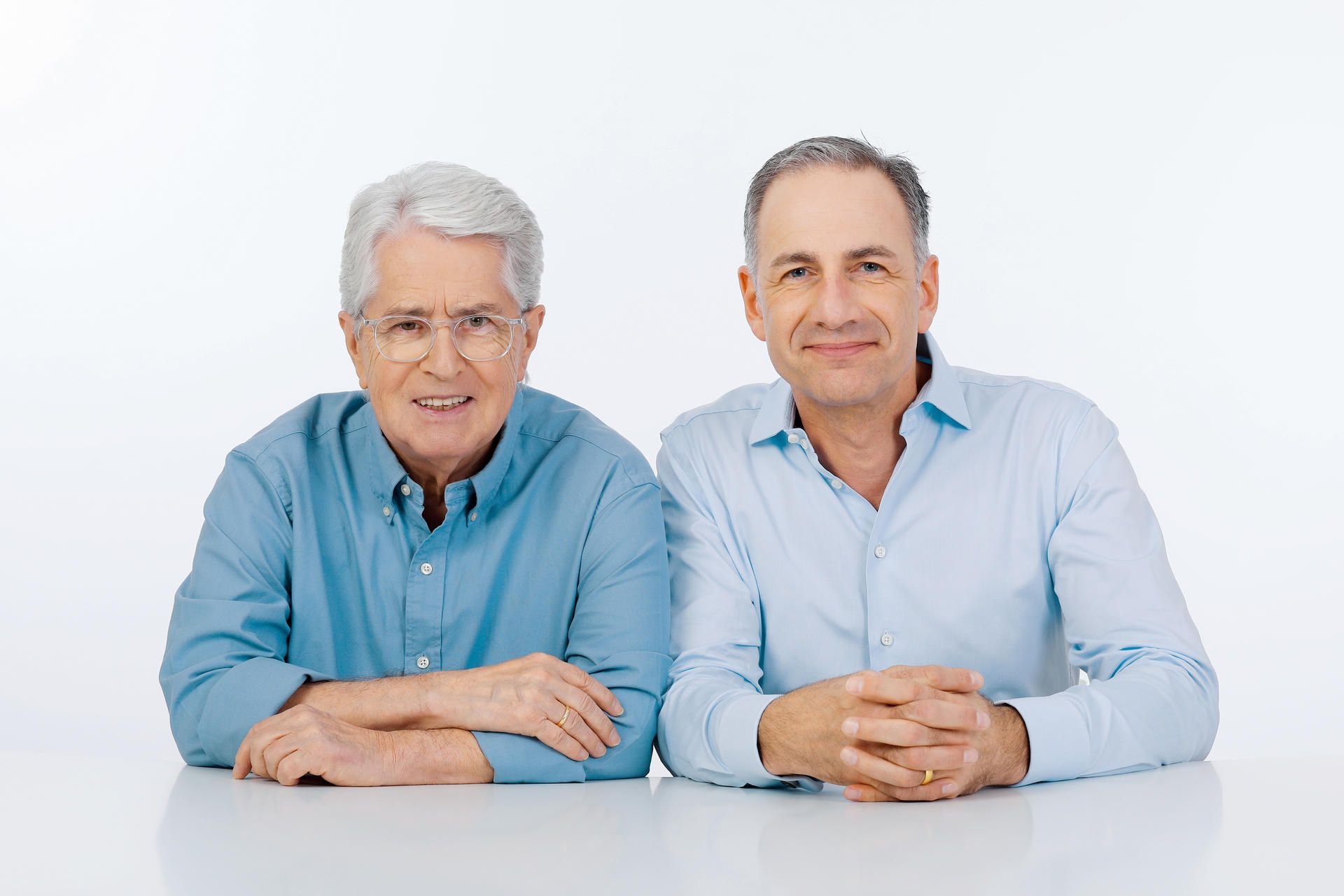 Frank Elstner (li.) und Thorsten Kienast haben sich intensiv mit unserem Gehirn beschäftigt und verraten, wie man es manchmal austricksen kann.