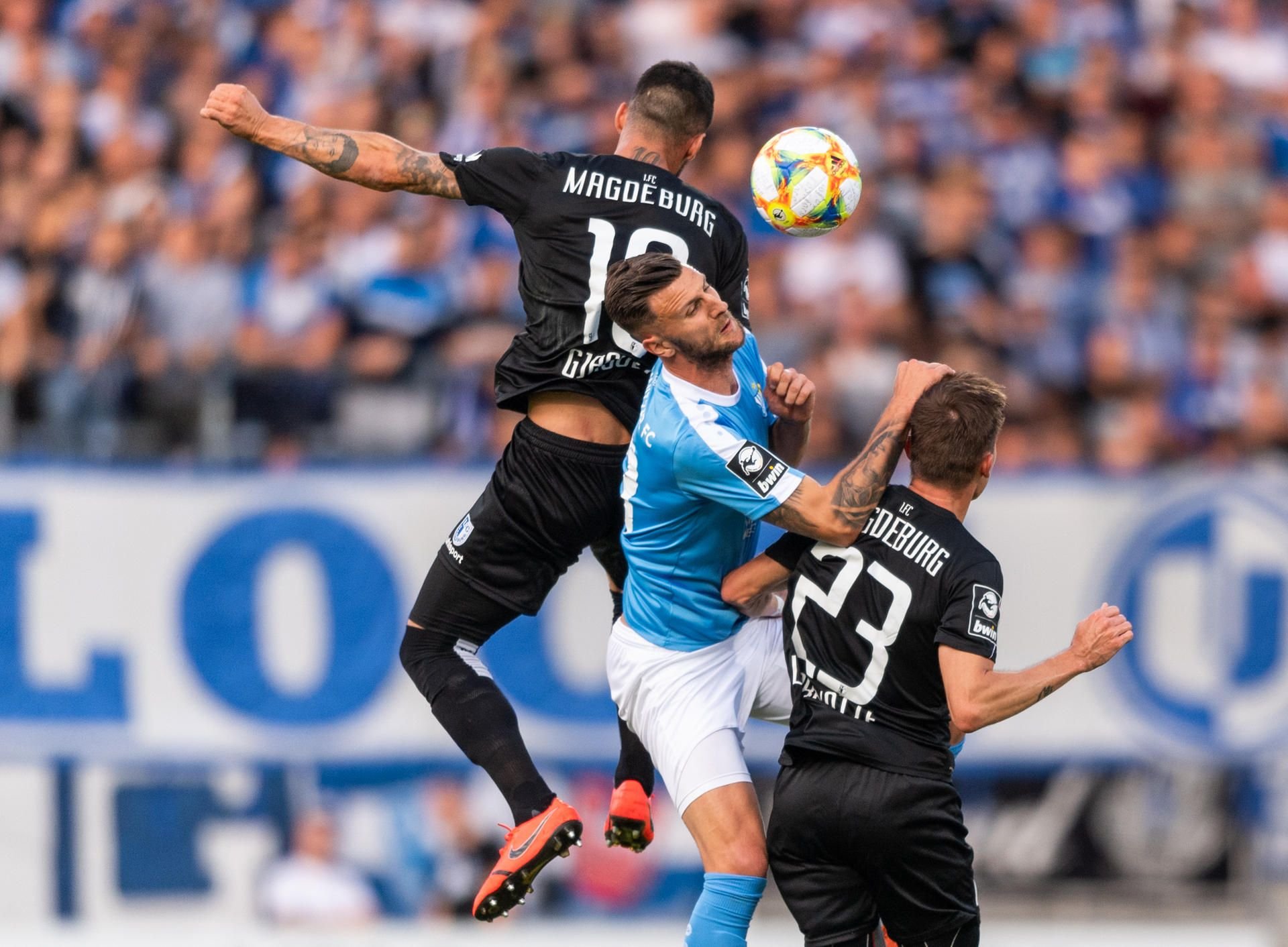 Chemnitzer FC gegen 1. FC Magdeburg: Der Chemnitzer Dejan Bozic (M.) zwischen den Magdeburgern Jürgen Gjasula (l) und Charles Elie Laprevotte.