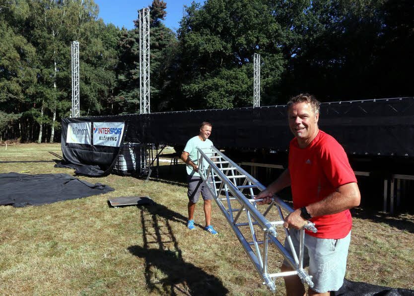 Heiko und Karsten Klöpping packen zu, als mit vielen Helfern die Bühne auf der Hirtenwiese bei Jessen aufgebaut wird.