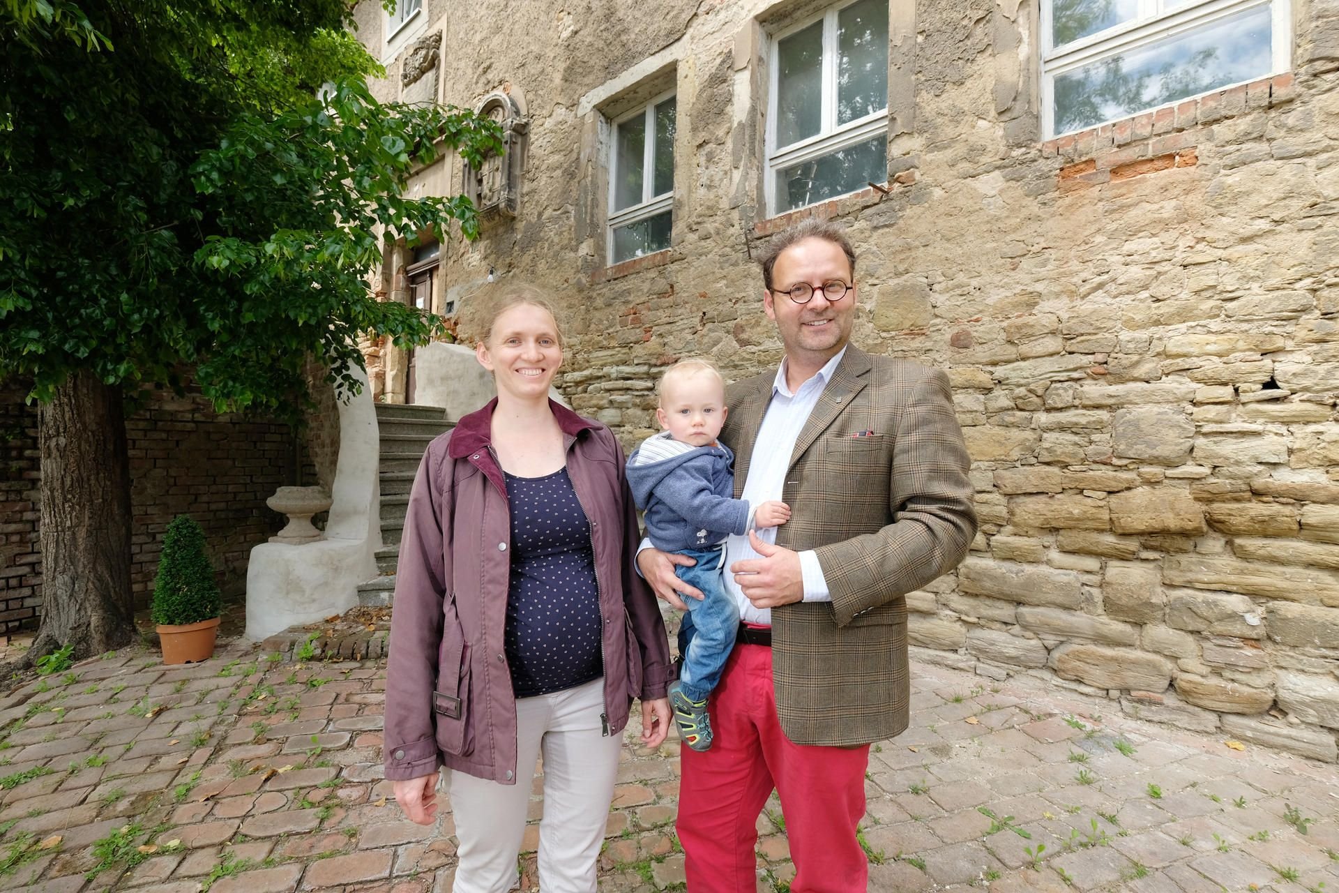 Matthias Prasse, Ehefrau Dagny und ihr einjähriger Sohn Johann stehen vor ihrer Bischofsburg im Schkopauer Ortsteil Burgliebenau.