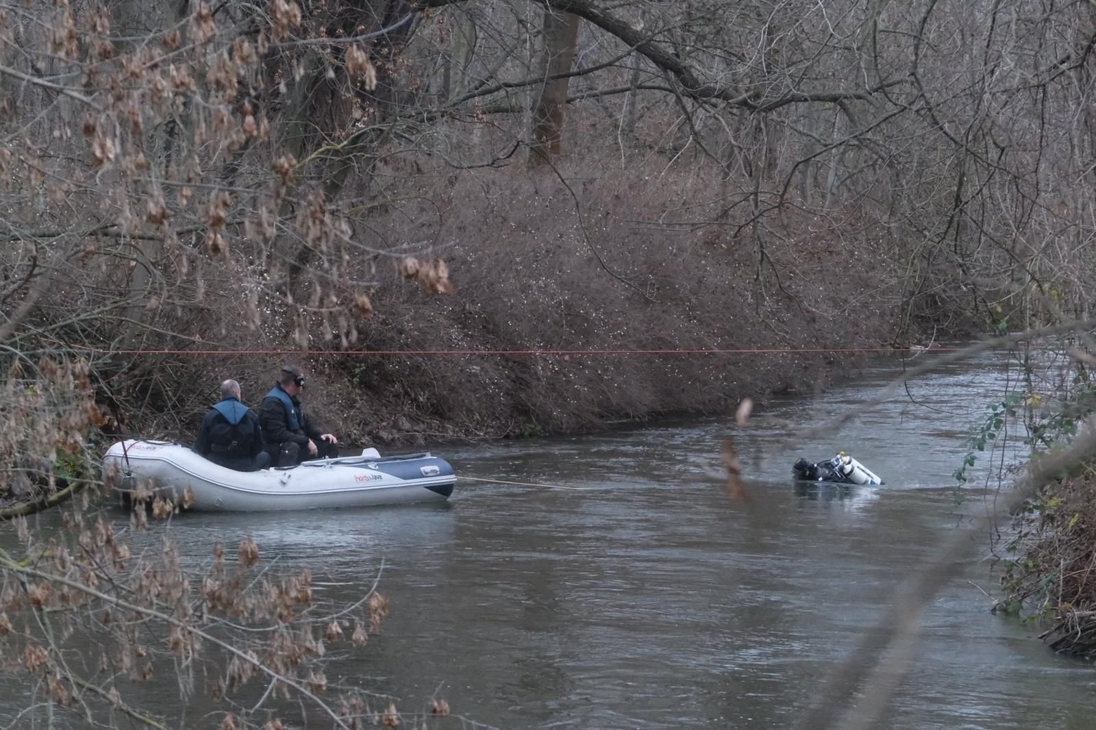 Die Suche nach der vermissten Yolanda wird in Halle fortgesetzt. Taucher kommen am Mühlgraben zum Einsatz.