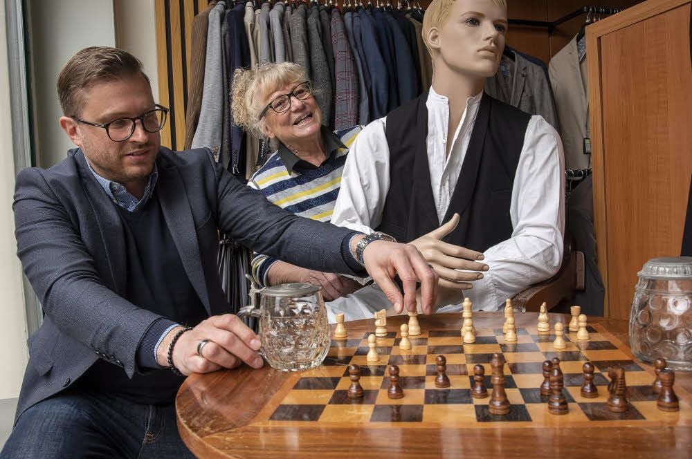 Sabine Floreck und Tim Wiesenmüller Kune rücken noch einige Details in der historischen Ausstellung im Schaufenster zurecht.