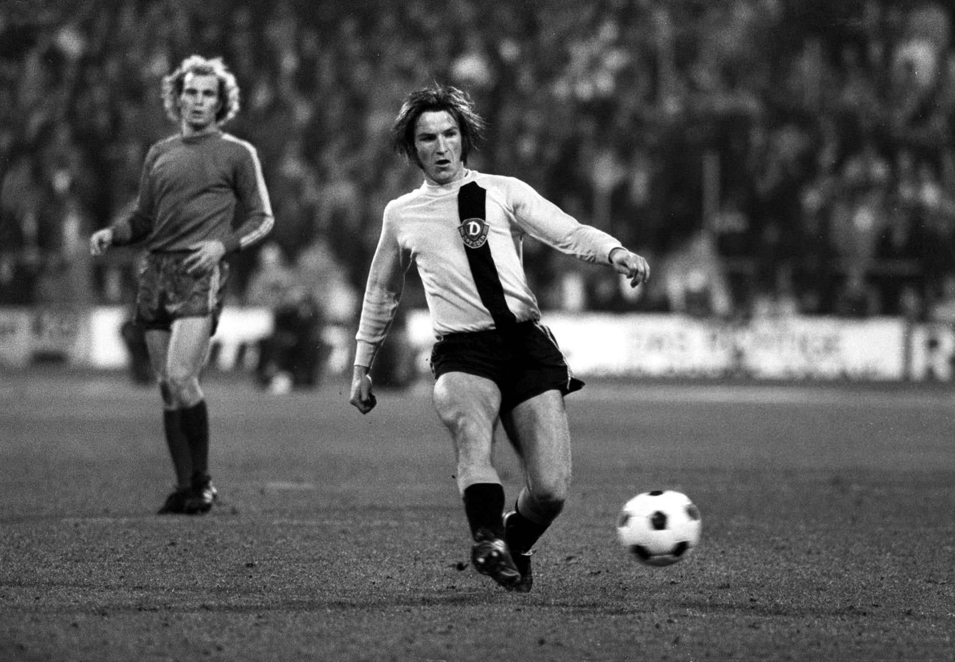 Dynamo Dresdes Libero Dixie Dörner 1973 im Spiel gegen Bayern München.