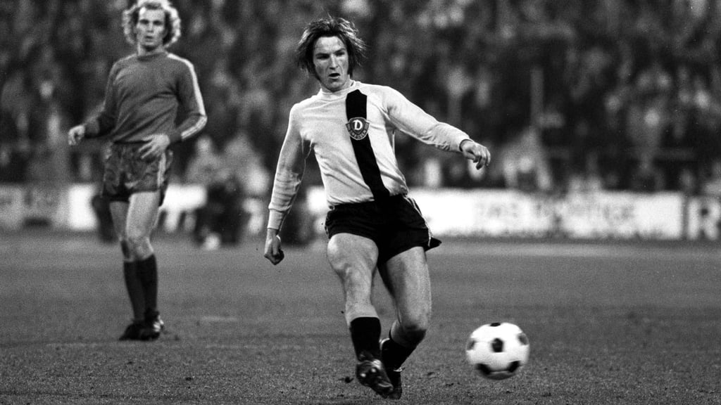 Dynamo Dresdes Libero Dixie Dörner 1973 im Spiel gegen Bayern München.