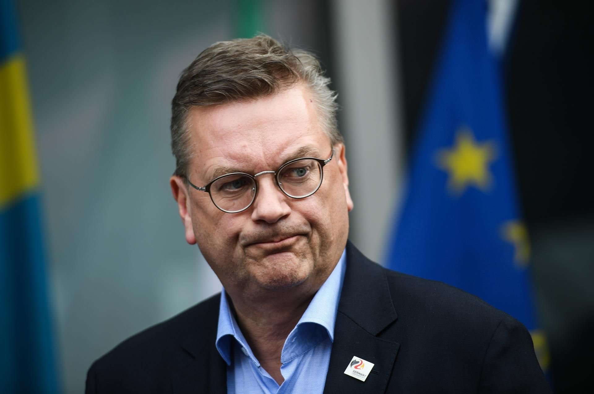 Auf den ehemaligen DFB-Präsidenten Reinhard Grindel kommen neue Ermittlungen zu.