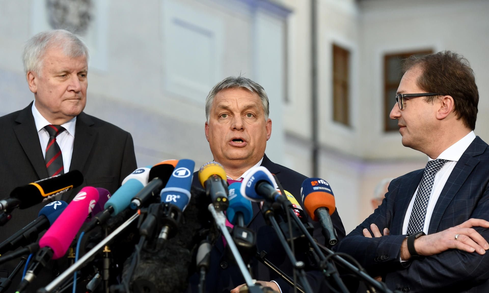 CSU-Parteichef Horst Seehofer, der Ministerpräsident von Ungarn, Viktor Orban, und Landesgruppenchef Alexander Dobrindt sprechen im Rahmen der Winterklausur der CSU-Landesgruppe.