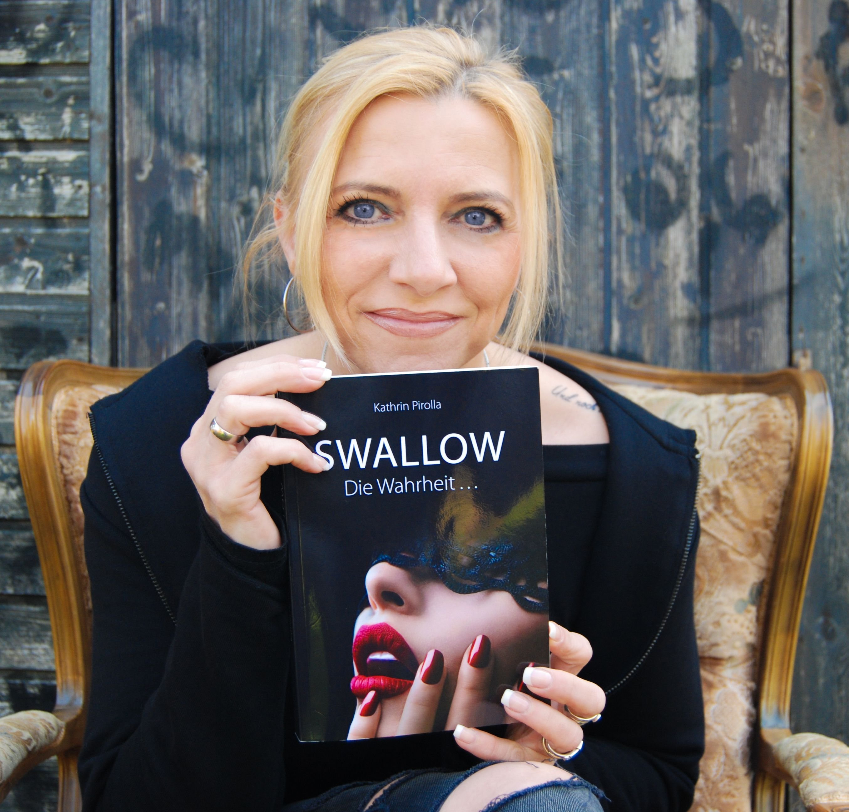 Demütigung, Erpressung, Frauen unter Druck: Darum geht es im Buch „SWALLOW“ von Kathrin Pirolla.