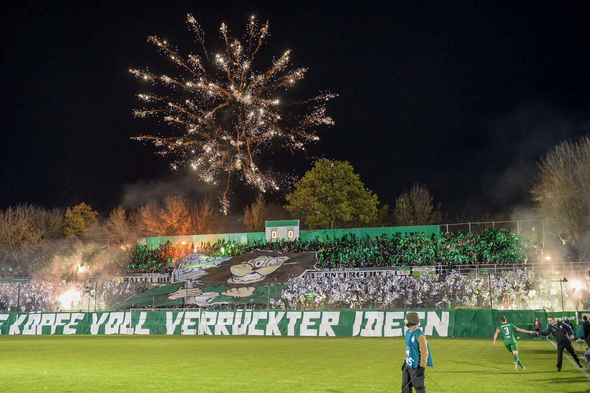 Mit einer großen Kurven-Choreo, einem Feuerwerk und Pyrotechnik haben die Fans von Chemie Leipzig ihr Team zum DFB-Pokal-Spiel gegen den SC Paderborn begrüßt.