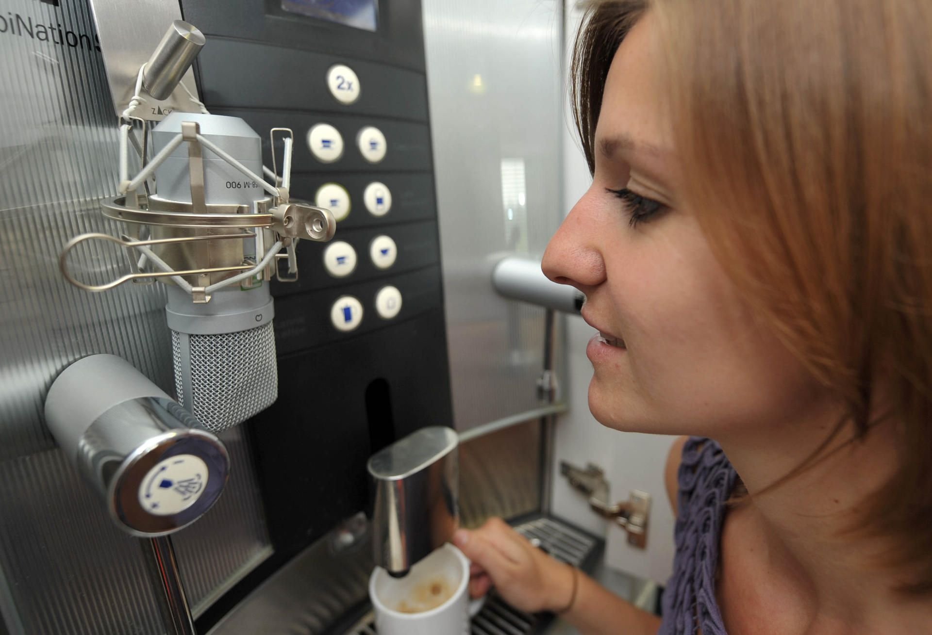 Wer die Ausgabetemperatur an der Kaffeemaschine manuell ändern kann, sollte sie möglichst hoch einstellen.