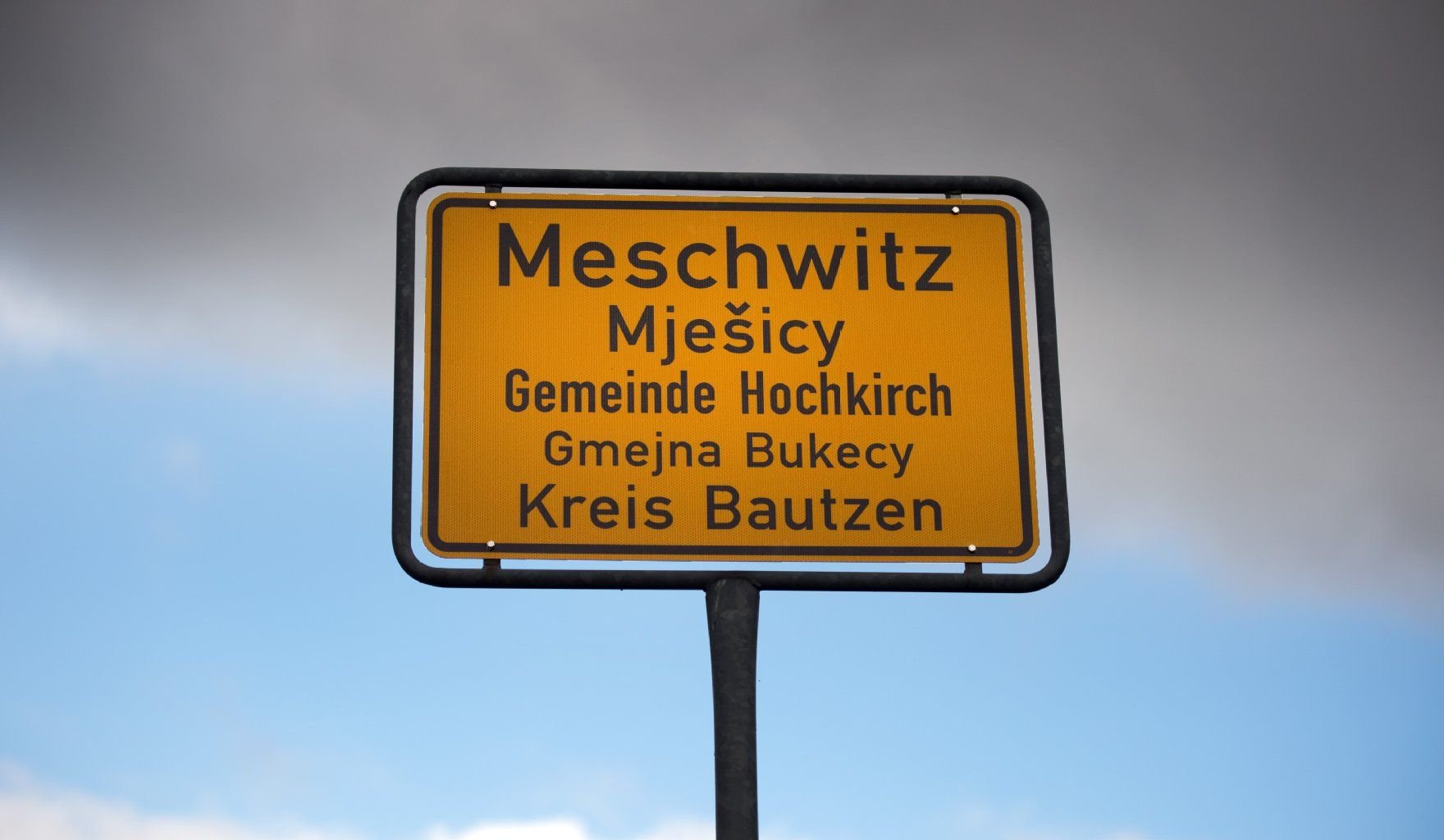 Ein Ortseingangsschild von Meschwitz im sorbischen Siedlungsgebiet.