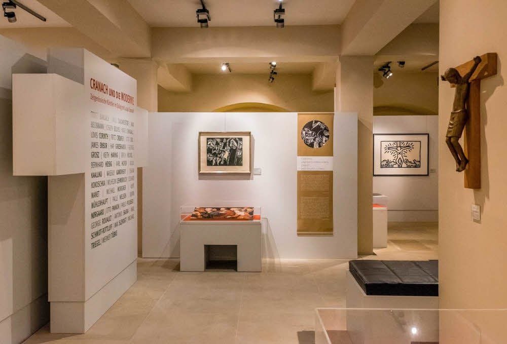 Blick in die Ausstellung „Cranach und die Moderne“, deren Besuch im Alten Rathaus sich unbedingt lohnt.