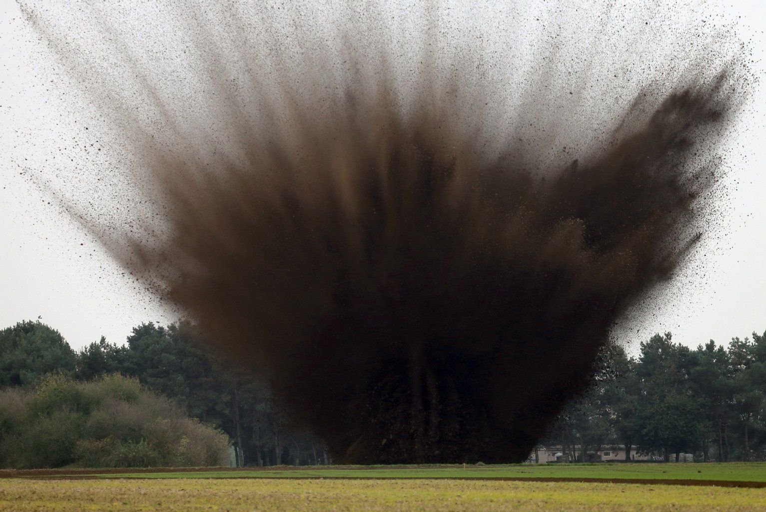Eine Fünf-Zentner-Bombe aus dem Zweiten Weltkrieg wird am 16. Oktober 2014 auf einem Feld zwischen Meitzendorf und Barleben (Kreis Börde) gesprengt.