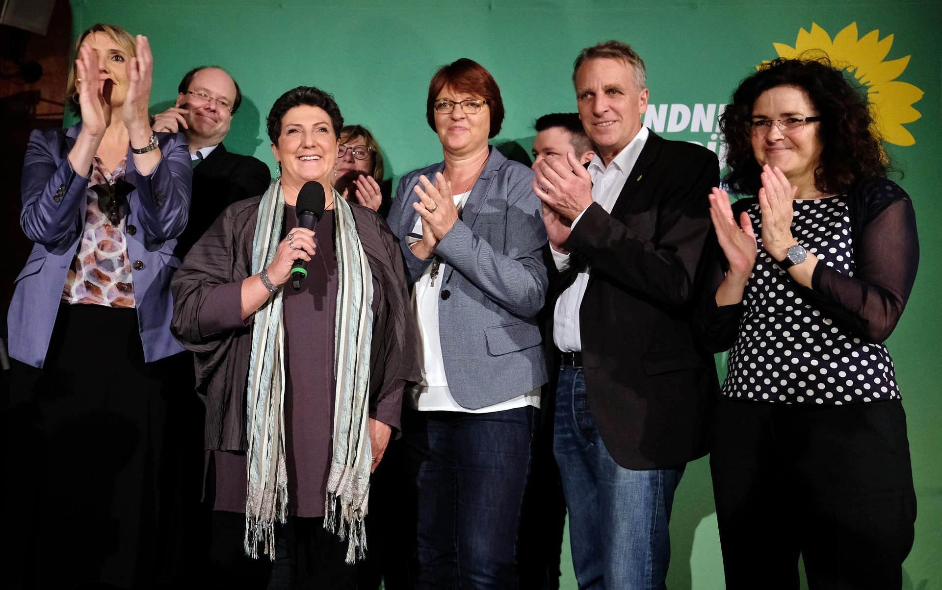 Die Bundesvorsitzende von Bündnis 90/Die Grünen, Simone Maria Peter (l-r), Agrarminister Christian Meyer, Spitzenkandidatin Anja Piel, Landessvorsoitzende Meta Janssen-Kucz, Umweltminister Stefan Wenzel und Wissenschaftsministerin Gabriele Heinen-Kljajic bei der Wahlparty.