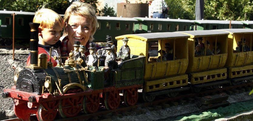 Auch die Mini-Eisenbahnen faszinieren: Anett Pfannschmidt und Sohn Tom-Luka an einem Modell von Günther Beinert.