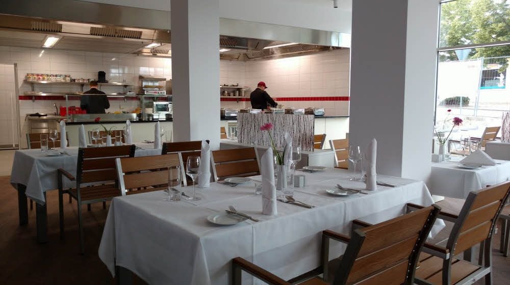 Von ihren Plätzen aus erhalten Gäste des Restaurants „Fewur“ in Thale spannende Einsichten in die Küche.
